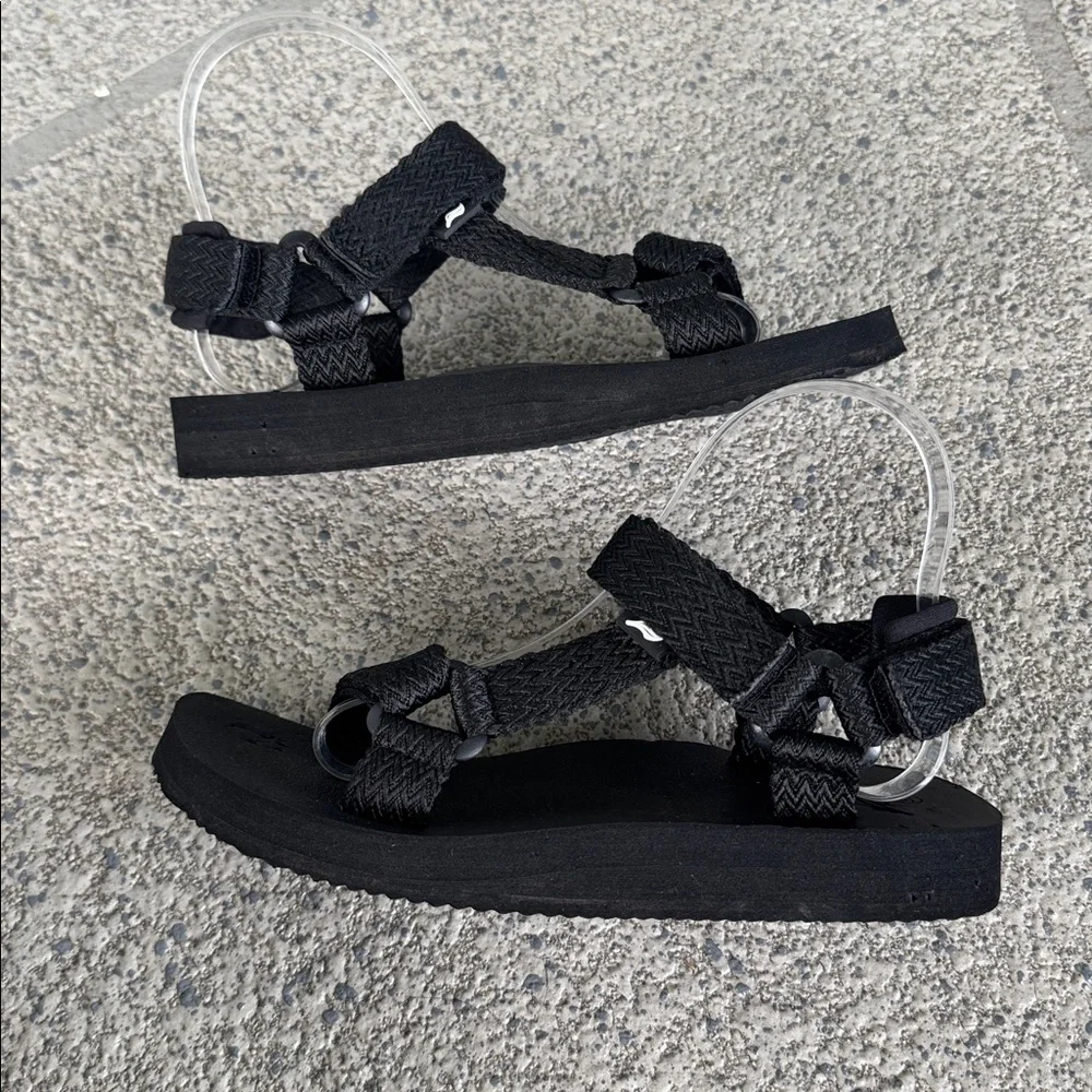 Black strappy adjustable foam base sport sandals size 37